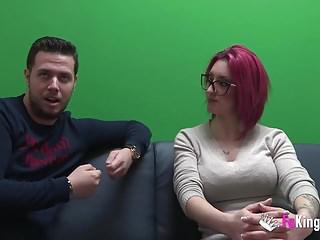 Lockiges Luder mit Brille beim Solosex Lockiges Luder mit Brille beim Solosex